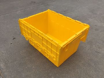 Los compartimientos de almacenamiento plásticos amarillos ataron las tapas apiladas para el transporte