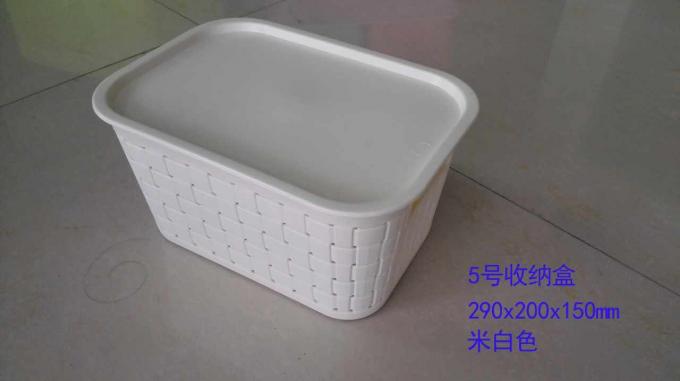 Contenedores de almacenamiento plásticos amarillos con las tapas/los