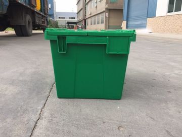 Los compartimientos de almacenamiento plásticos amarillos ataron las tapas apiladas para el transporte