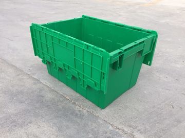 Los compartimientos de almacenamiento plásticos amarillos ataron las tapas apiladas para el transporte