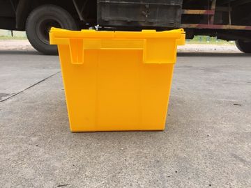 Los compartimientos de almacenamiento plásticos amarillos ataron las tapas apiladas para el transporte