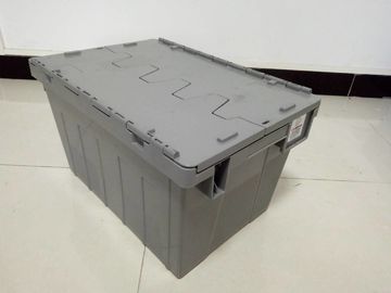 Los compartimientos de almacenamiento plásticos amarillos ataron las tapas apiladas para el transporte