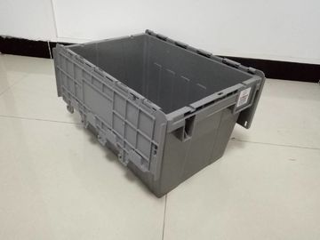 Los compartimientos de almacenamiento plásticos amarillos ataron las tapas apiladas para el transporte